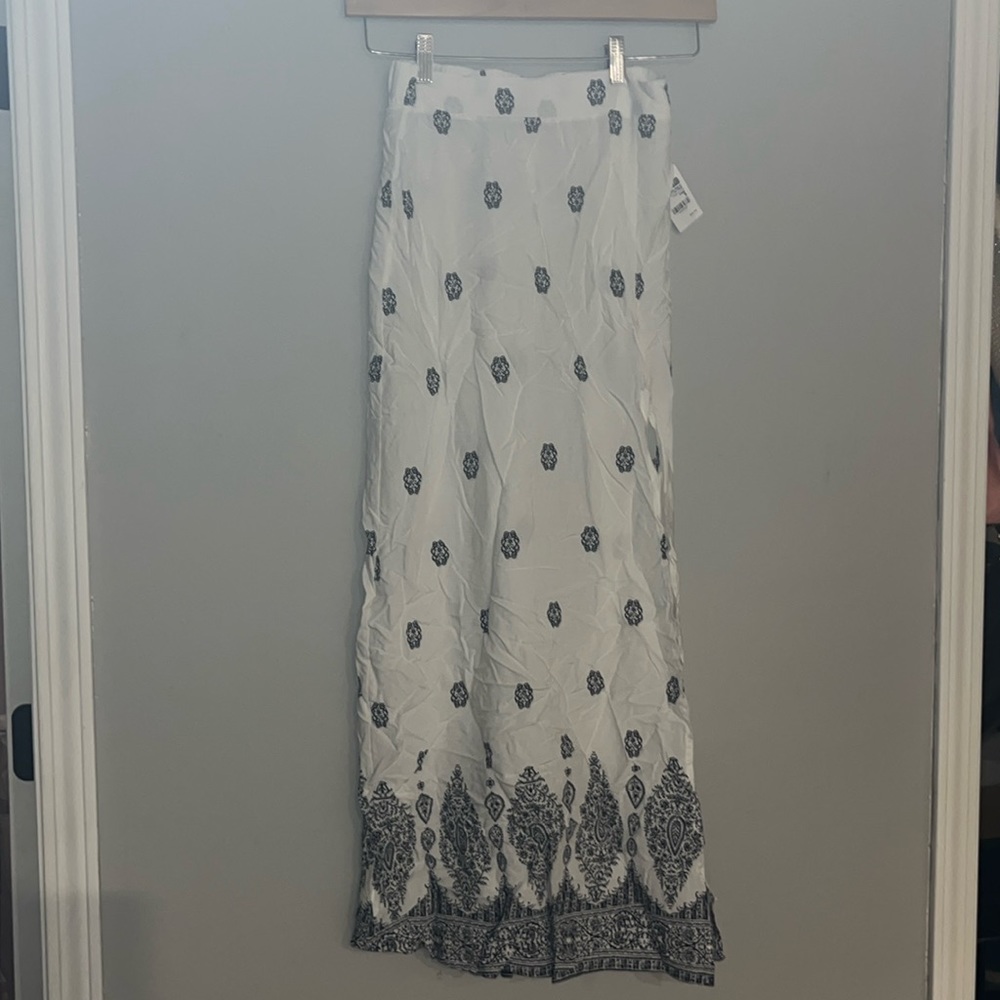 Charlotte Russe Elastic Stretchy Split Slit Left Side Styled Flowy Long Skirt